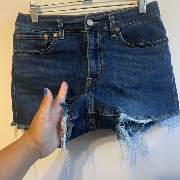 Levi’s High Rise Denim Shorts size 27 with distressed hem - Picture 3 of 8